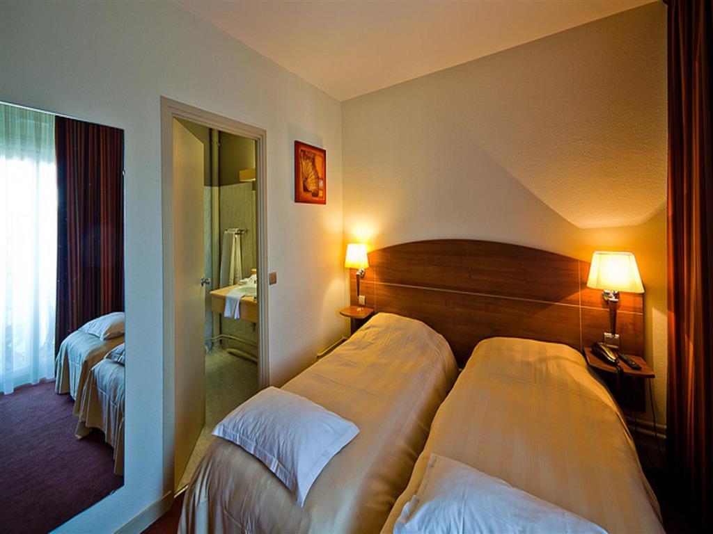 Kyriad Hotel Clermont Ferrand Centre Exterior photo